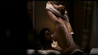 En moden kvinde er på ryggen, kneppet engelsk pornofilm