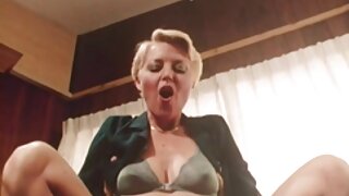 Blondine får penge for at kneppe to gamle pornofilm fyre