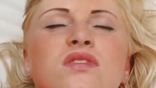 Brunette med en smuk krop og smukt ansigt knepper sig selv danske retro pornofilm med en rød dildo