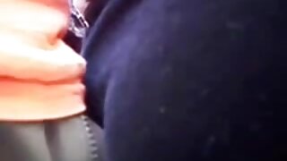 En babe leger med sin dvd pornofilm fisse